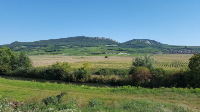 Pálava z pohledu od nádrží, vpravo Horní Věstonice.jpg